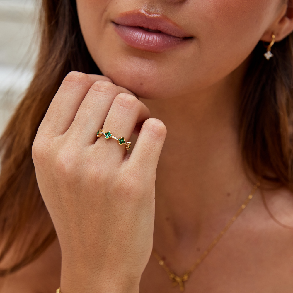 Anneau porte-bonheur en forme de trèfle orné de cristaux