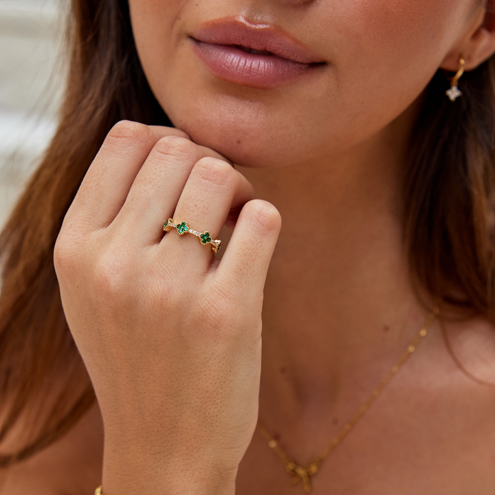 Anneau porte-bonheur en forme de trèfle orné de cristaux