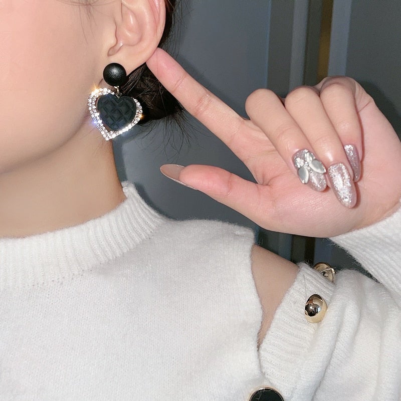 Boucles d'oreilles en or avec cœur noir