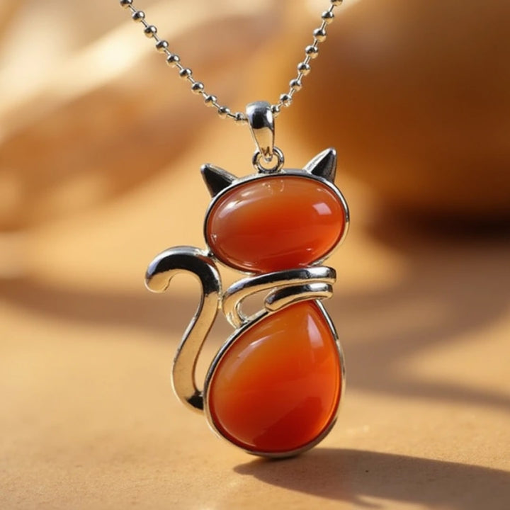 Collier orné d'un pendentif en pierre naturelle
