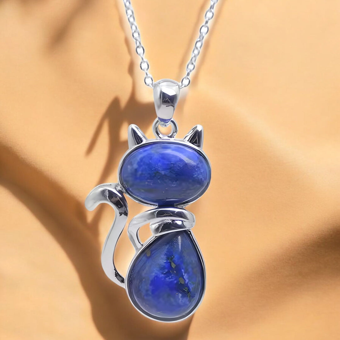 Collier orné d'un pendentif en pierre naturelle