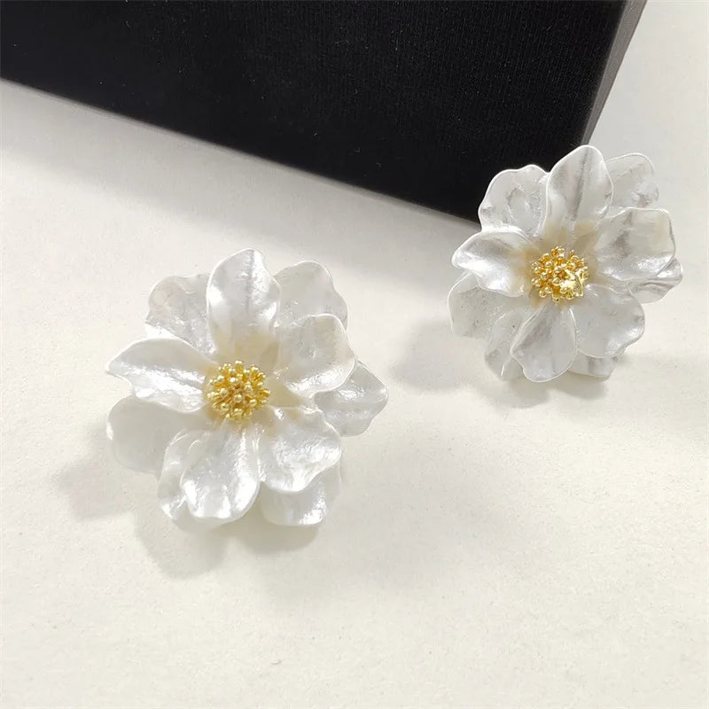 Élégantes boucles d'oreilles en acrylique blanc avec motif floral