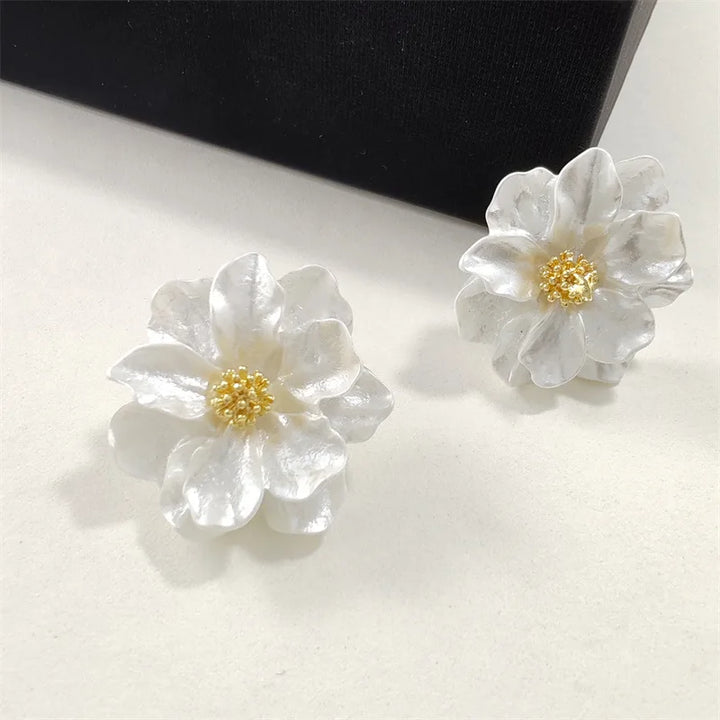 Élégantes boucles d'oreilles en acrylique blanc avec motif floral