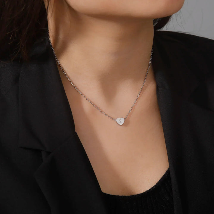Collier Choker Intemporel avec Initiale en Forme de Cœur