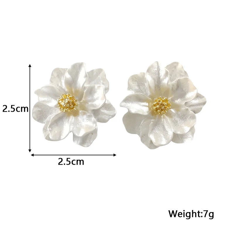 Élégantes boucles d'oreilles en acrylique blanc avec motif floral