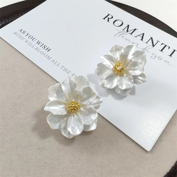 Élégantes boucles d'oreilles en acrylique blanc avec motif floral