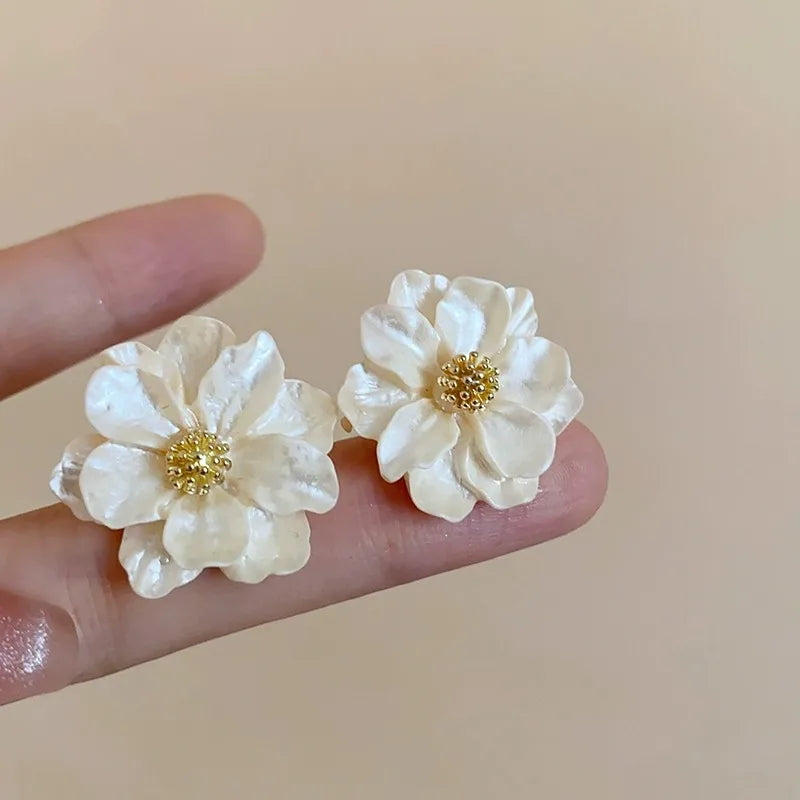 Élégantes boucles d'oreilles en acrylique blanc avec motif floral