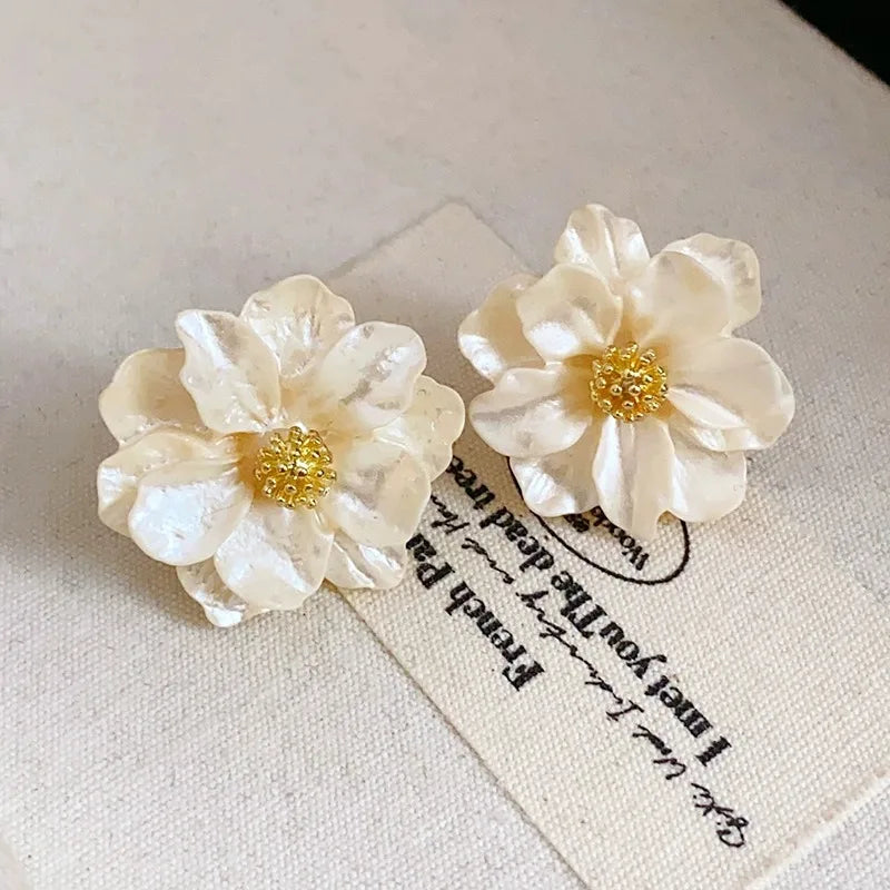 Élégantes boucles d'oreilles en acrylique blanc avec motif floral