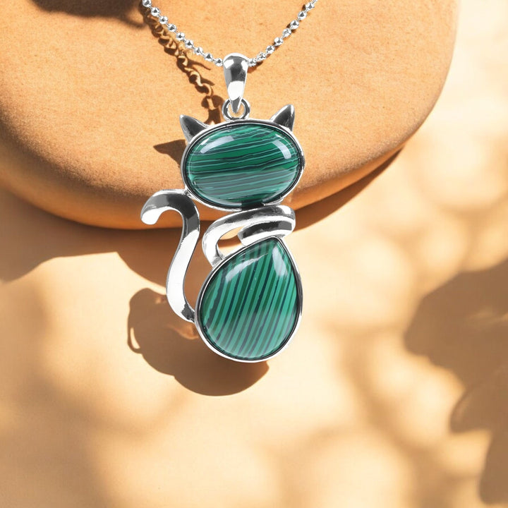 Collier orné d'un pendentif en pierre naturelle